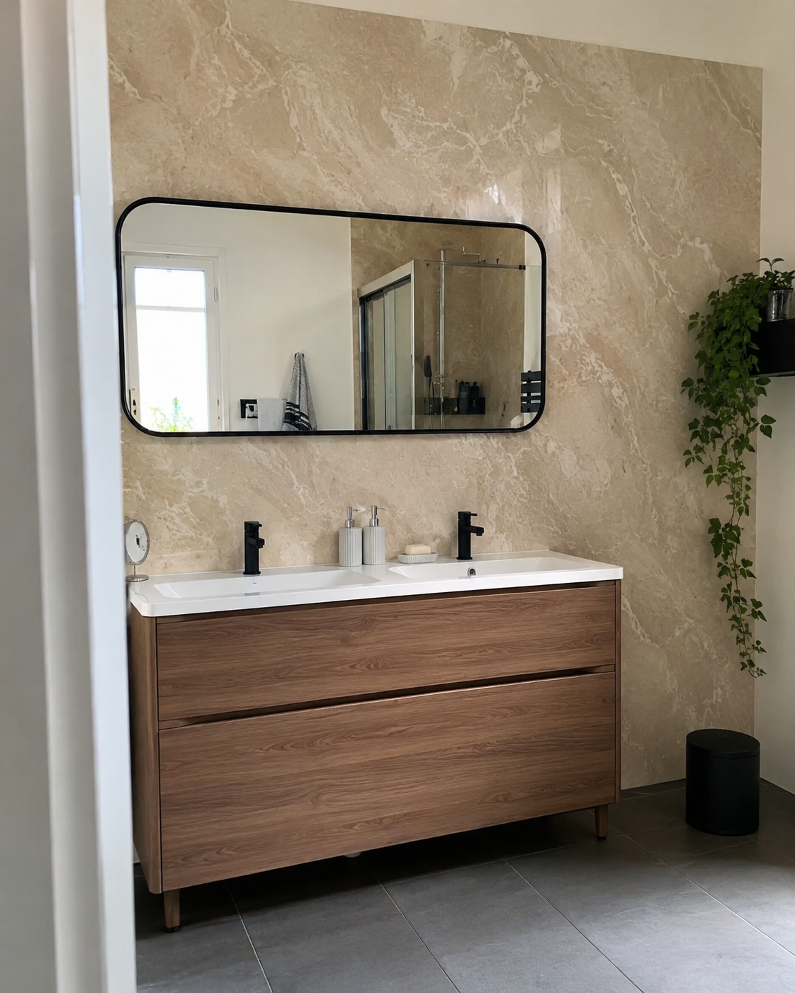 Beige Natursteinoptik im Badezimmer als Kundenprojekt